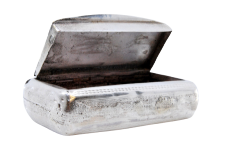 Caixa de rapé em prata com gravados na tampa basculante.